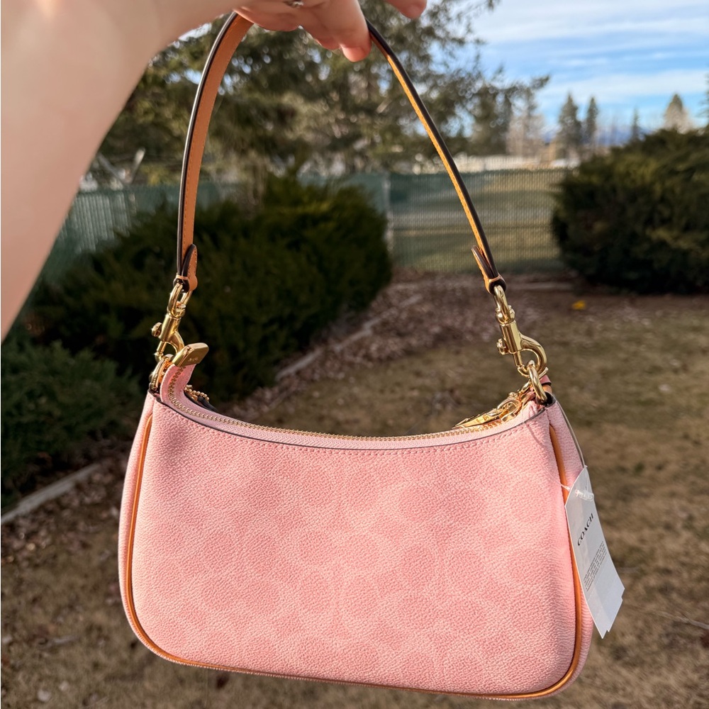 Coach Powder Pink Teri Shoulder Bag with Charms Never Worn CEA20 - Picture 5 of 5